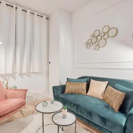 Modern Mirosmenil V Apartment Paris