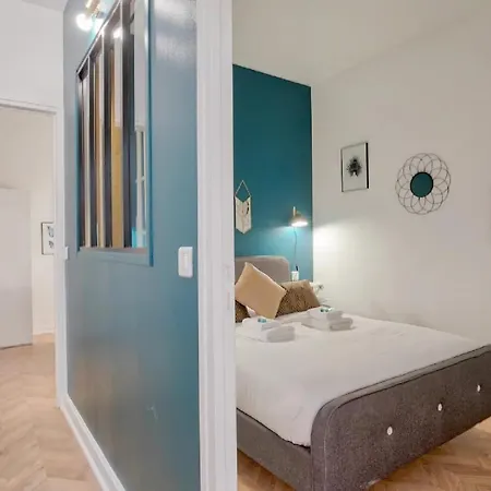 Modern Mirosmenil V Apartment Paris